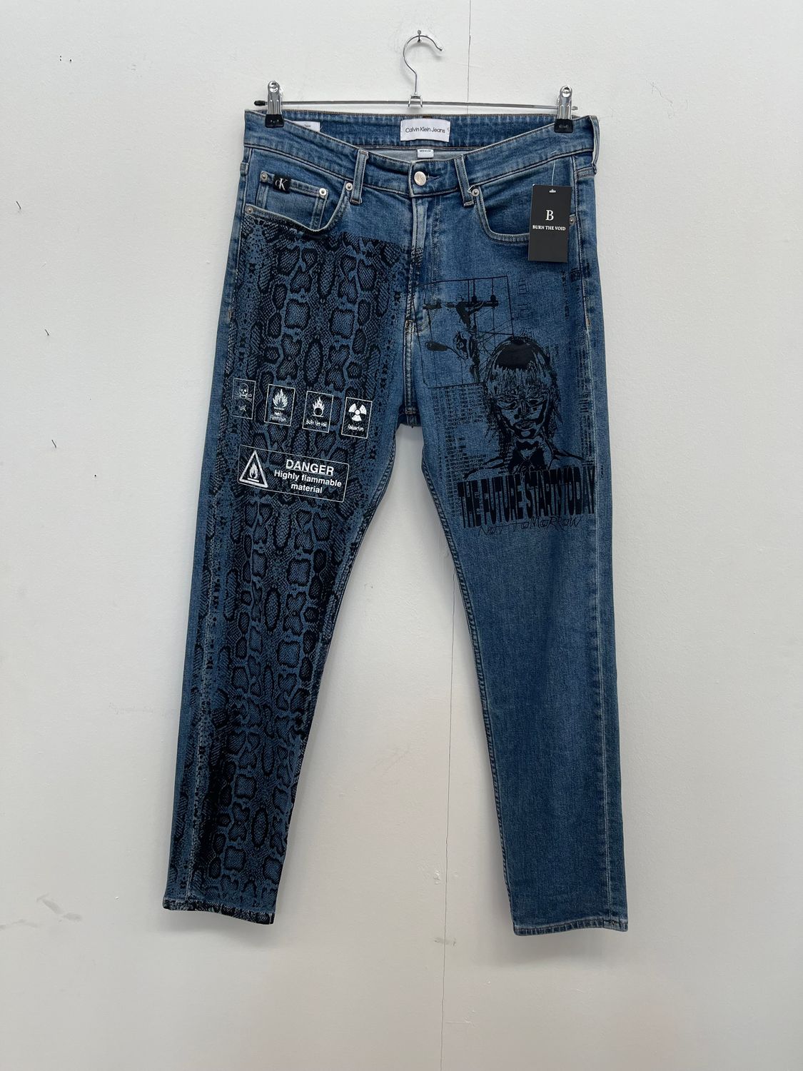 Jean Calvin Klein « HIGHLY FLAMMABLE »