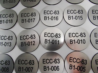 1.5mm 25mm round engraved laminate discs (€1.18 each)