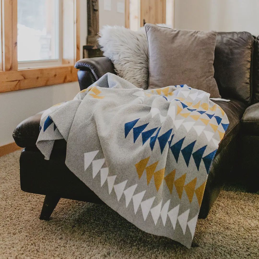 Adventure Throw Blanket / Geometric Arrow