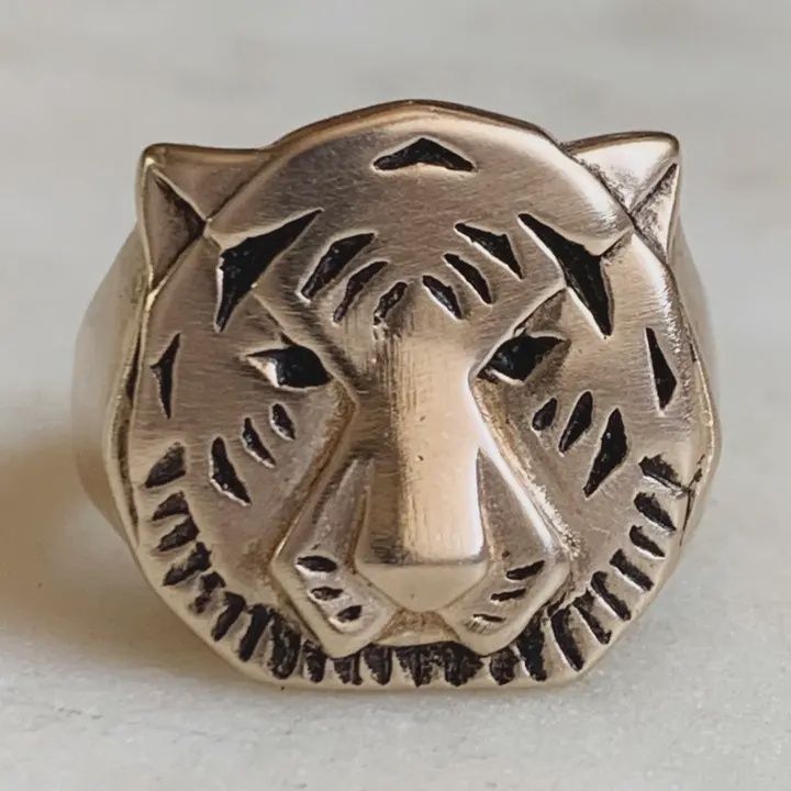 Tiger Ring, metal: Bronze