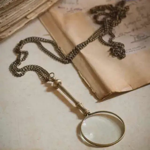 Magnifying Lens with Long Chain