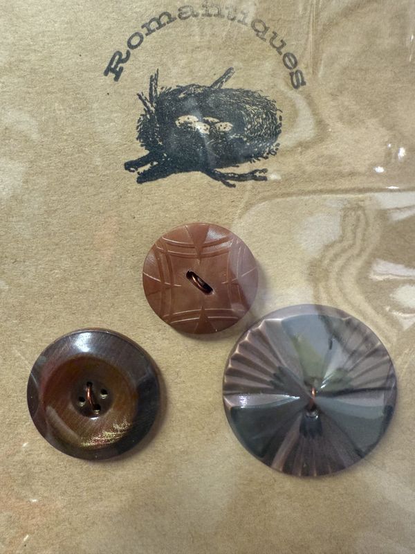 3 Deco Era Plastic Butttons