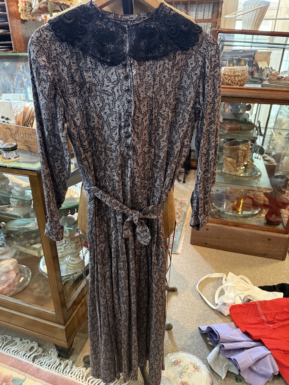 Deco Era Frock-Lace Collar