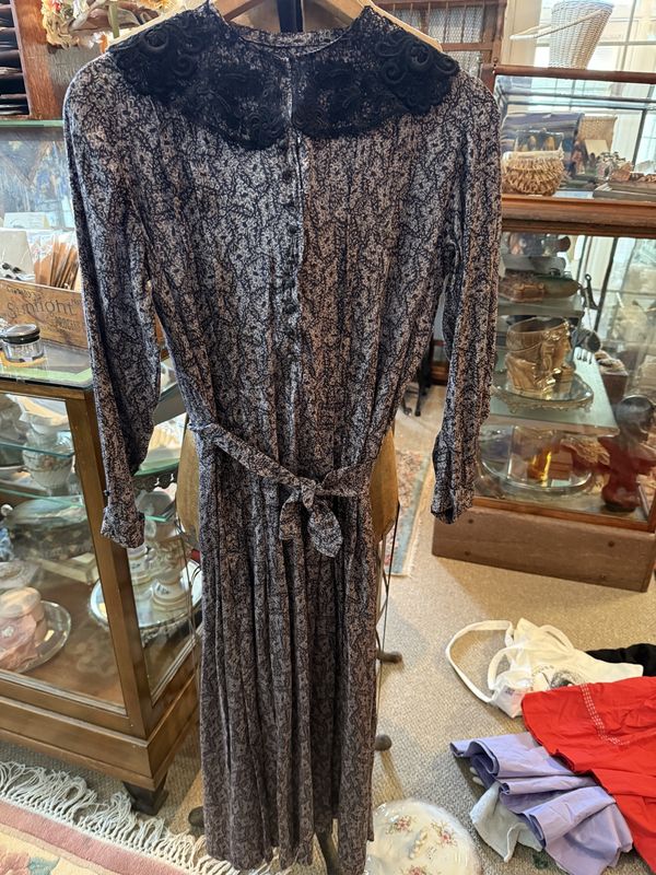 Deco Era Frock-Lace Collar