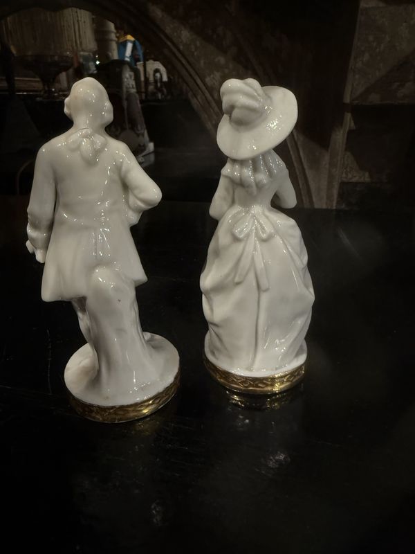 Capodimonte Couple Porcelain Gold Base