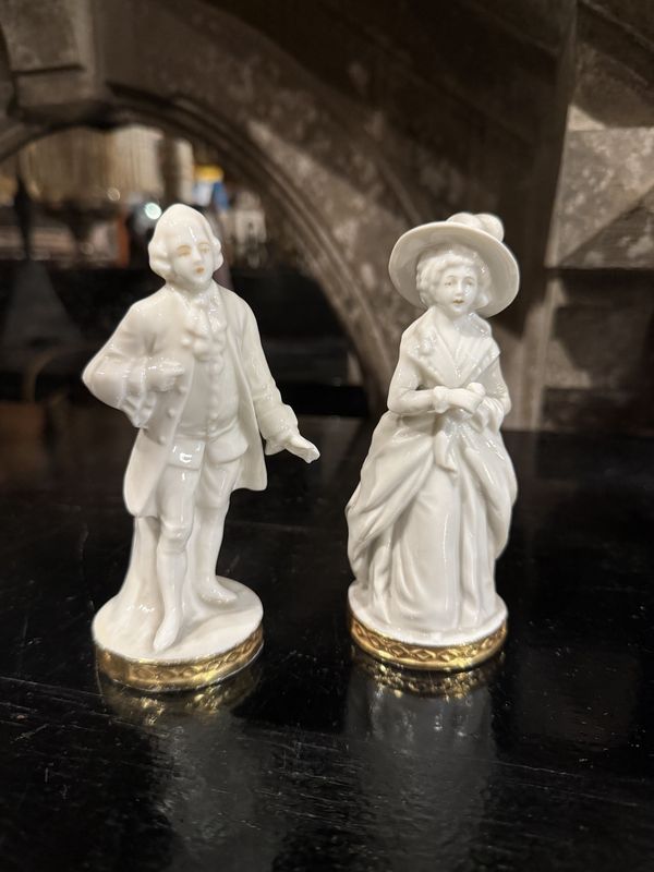 Capodimonte Couple Porcelain Gold Base