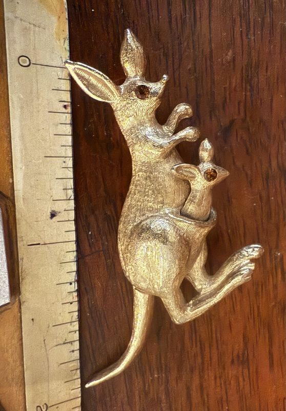 Vintage Avon Gold Tone Kangaroo Brooch Articulated (Mom&#39;s Tail Moved Joey)