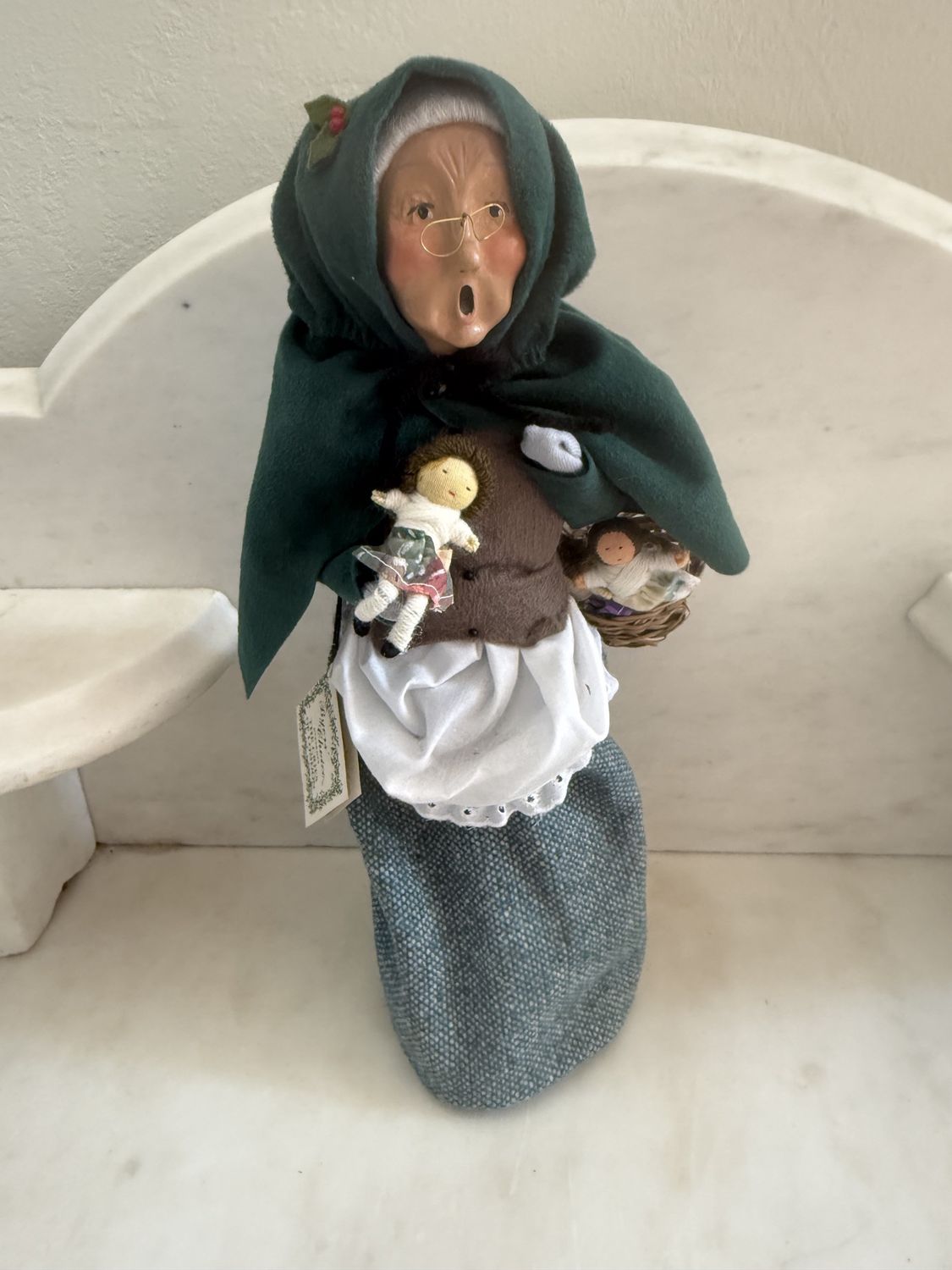 1995 Vintage Christmas Byers&#39; Choice Caroler NOS Doll Vender
