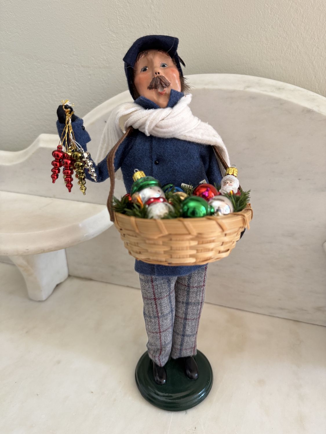 2004 Vintage Christmas Byers&#39; Choice Caroler Ornament Vender