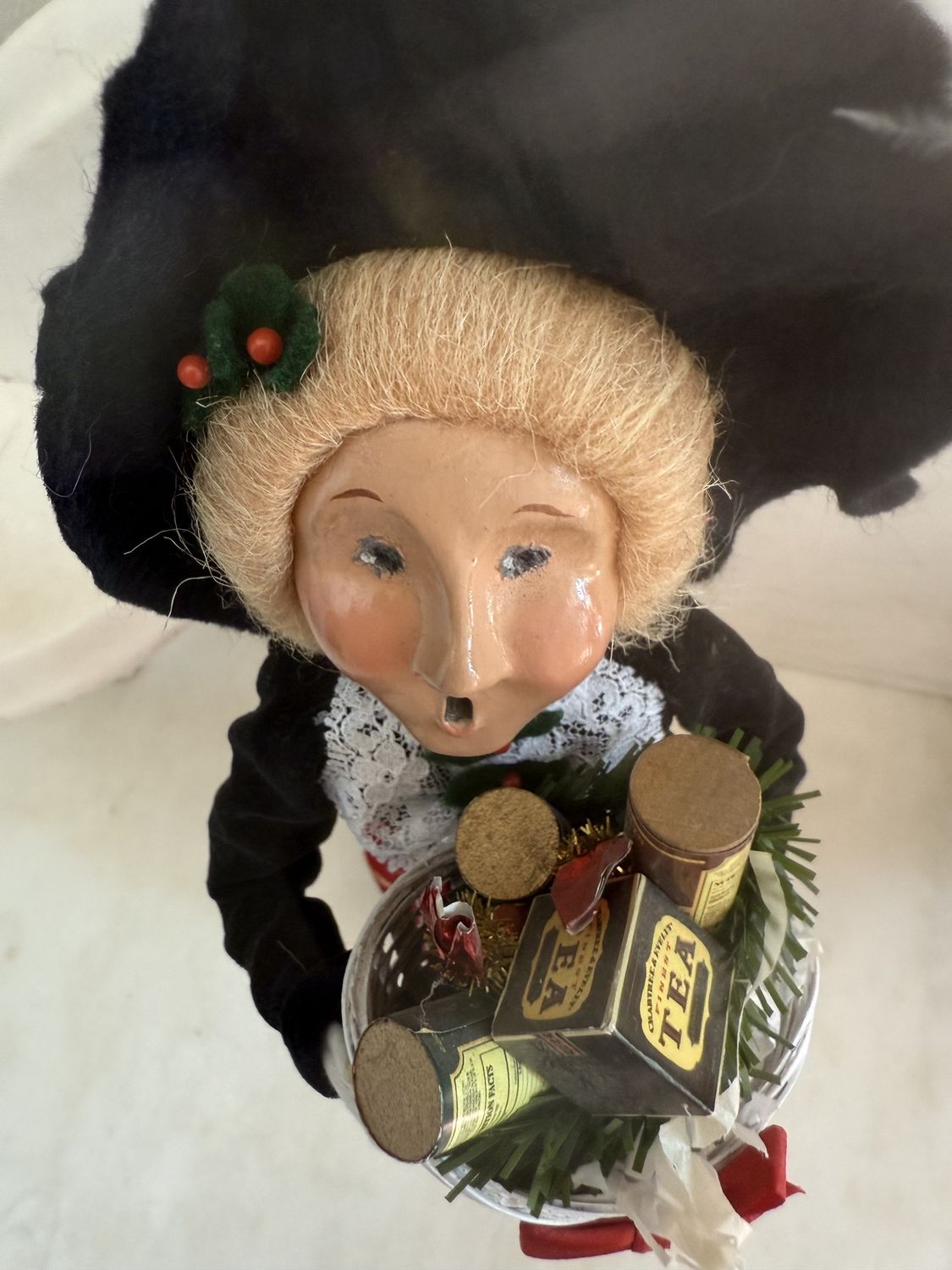 1993 Vintage Christmas Byers&#39; Choice Caroler Crabtree &amp; Evelyn Tea Vender