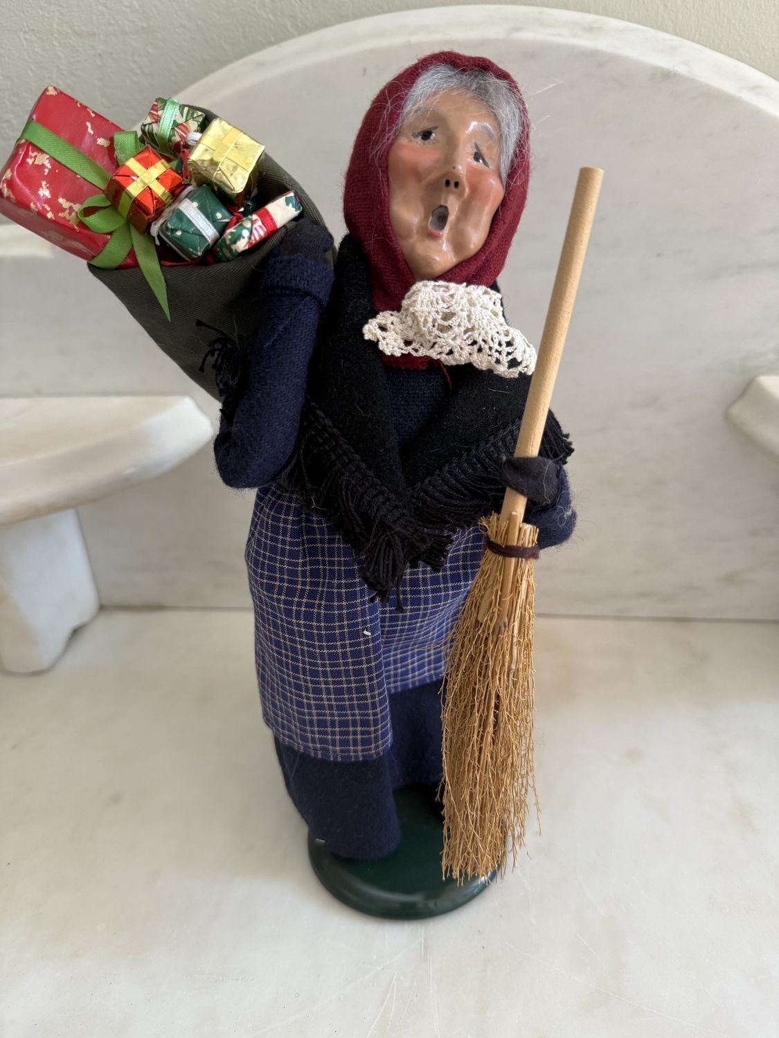 1994 Vintage Christmas Byers&#39; Choice Caroler Street Sweeper with Full Pack Presents Christmas