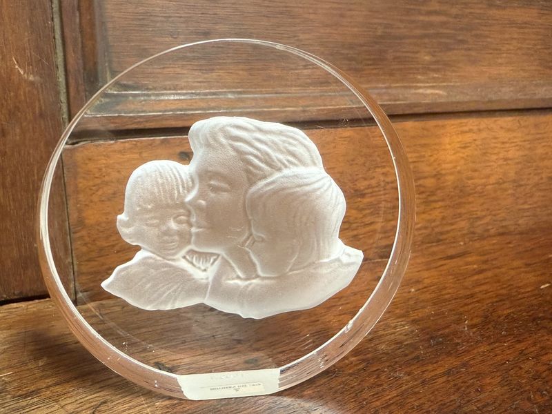Mother&#39;s Day Crystal Intaglio Decor Piece E5981 1979