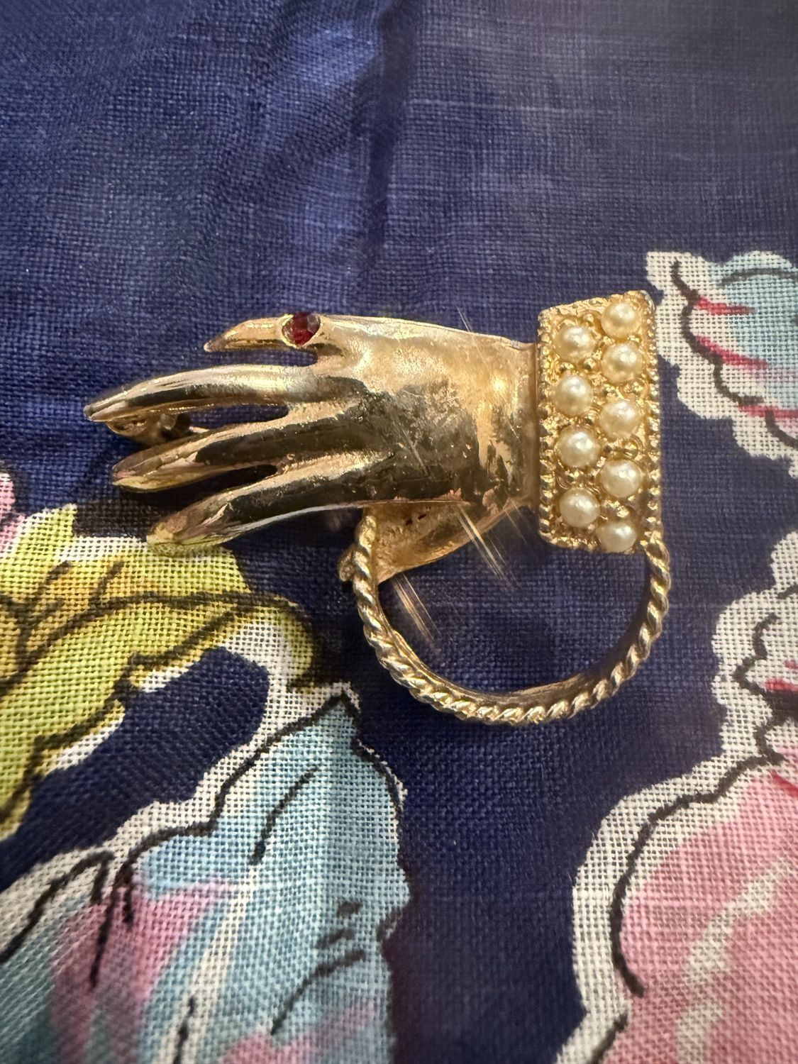 1950s Handkerchief Holder Hand brooch w/ faux Pearls Handkerchief Included