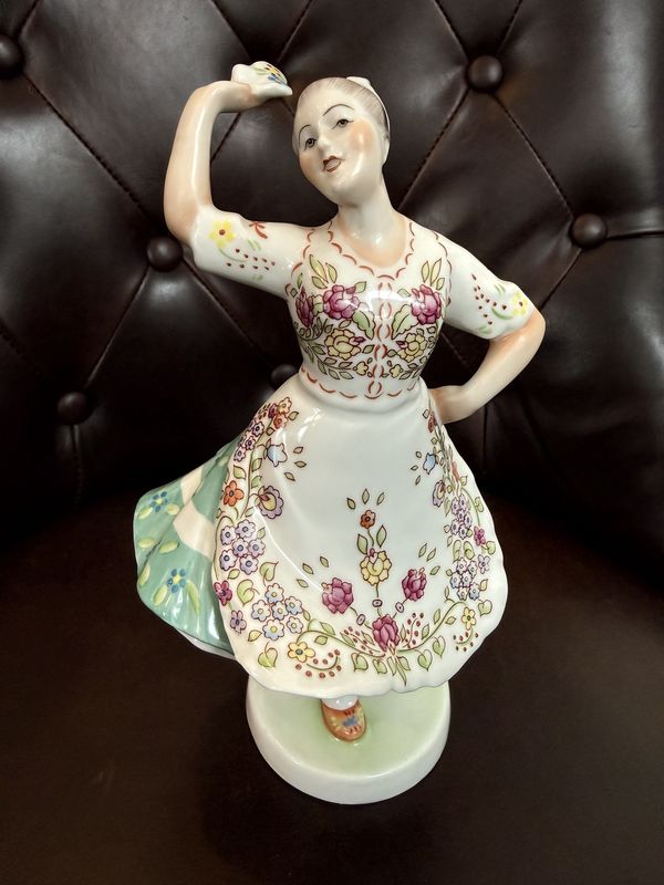 Zsolnay Pecs Art Deco Figurine. Hungarian Dancer. 'Teveia'. 1930s