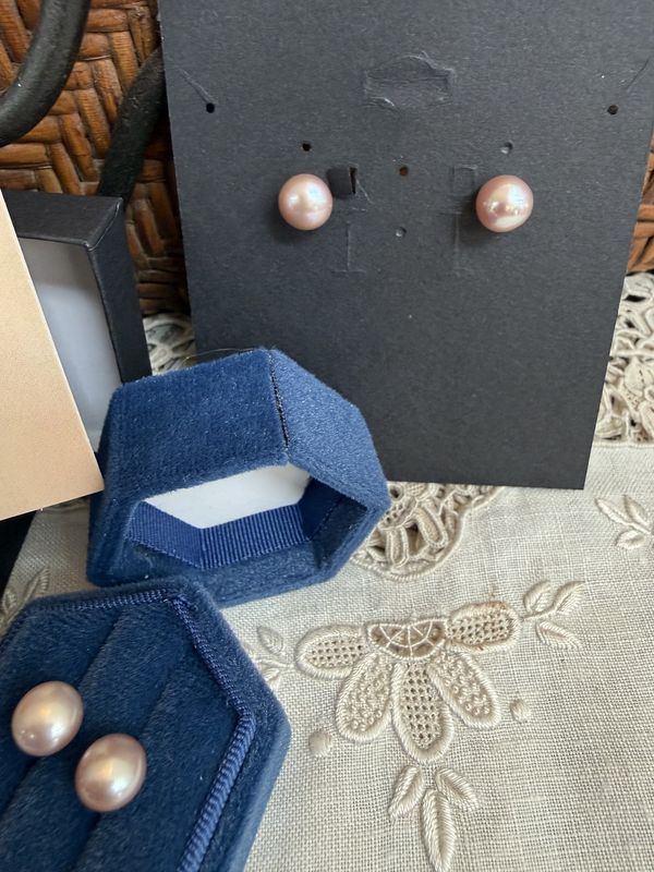 Light Mauve Pearl Stud Earrings-3/8"