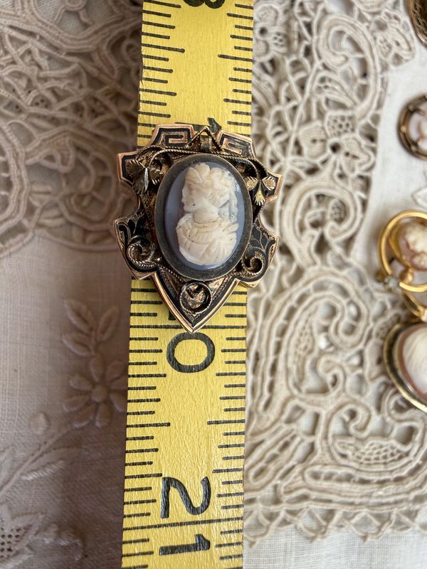 Victorian 14kt Gold Cameo Slide