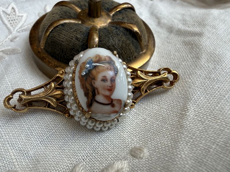 Vintage Florenze France Limoge Cameo Pearl Brooch