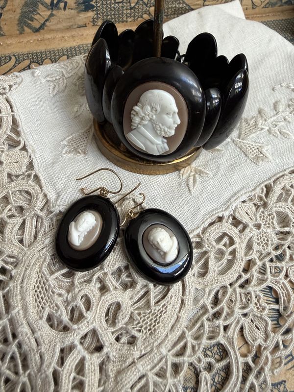 Victorian Shell Cameo Jet Vulcanite Elastic Wide Bracelet Shakespeare  with Earrings 14Kt Wires