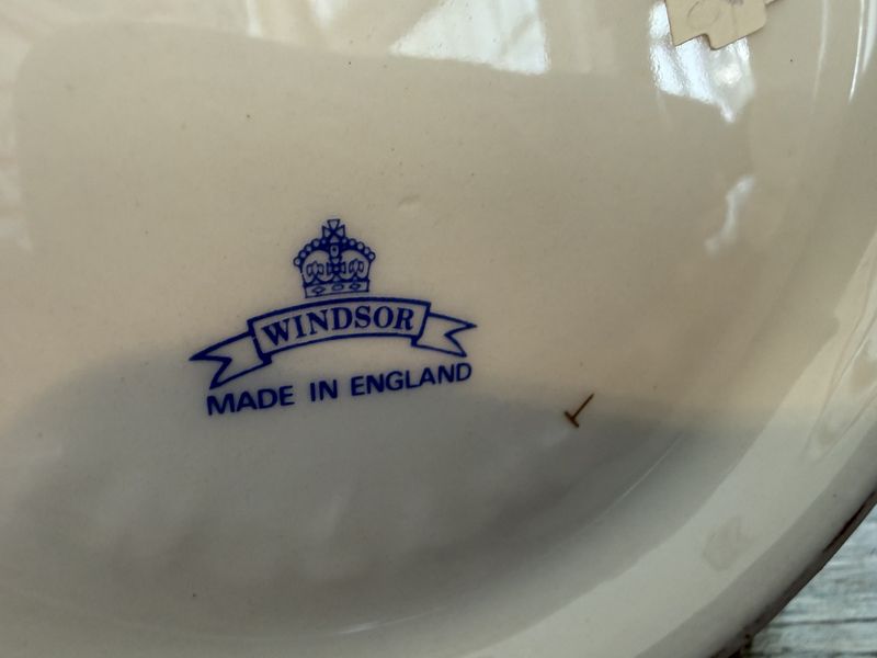 Windsor Mde in England Violet Tea Pot