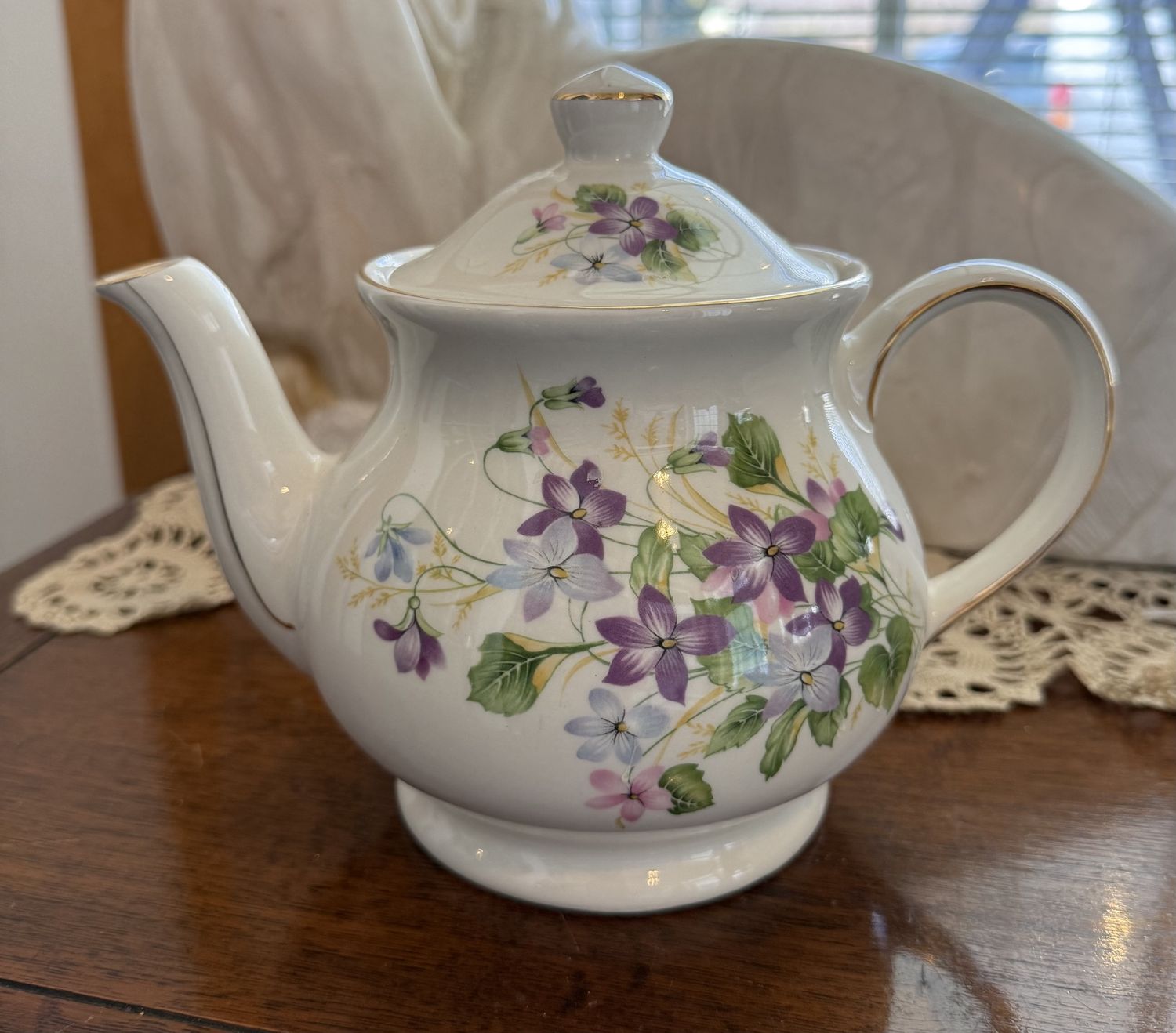 Windsor Mde in England Violet Tea Pot