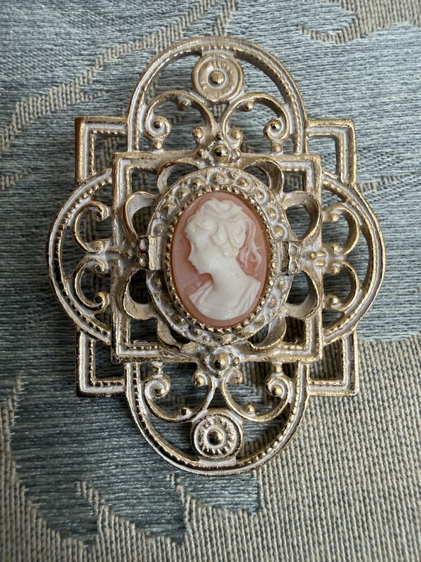 Vintage Costume Cameo Brooch