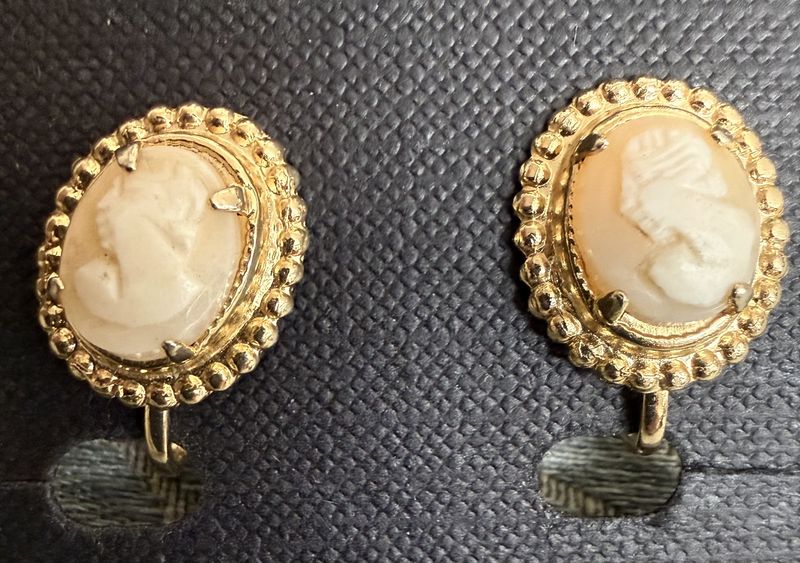 Vintage Screw Back carved Shell Cameo Earrings