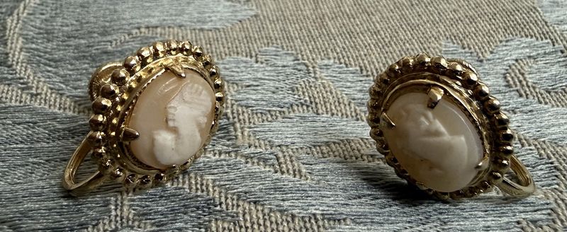 Vintage Screw Back carved Shell Cameo Earrings