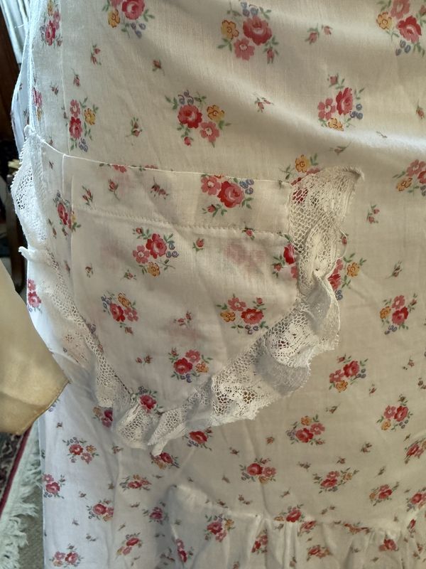 Sweet Lace Trimmed Vintage Apron with Pocket Floral