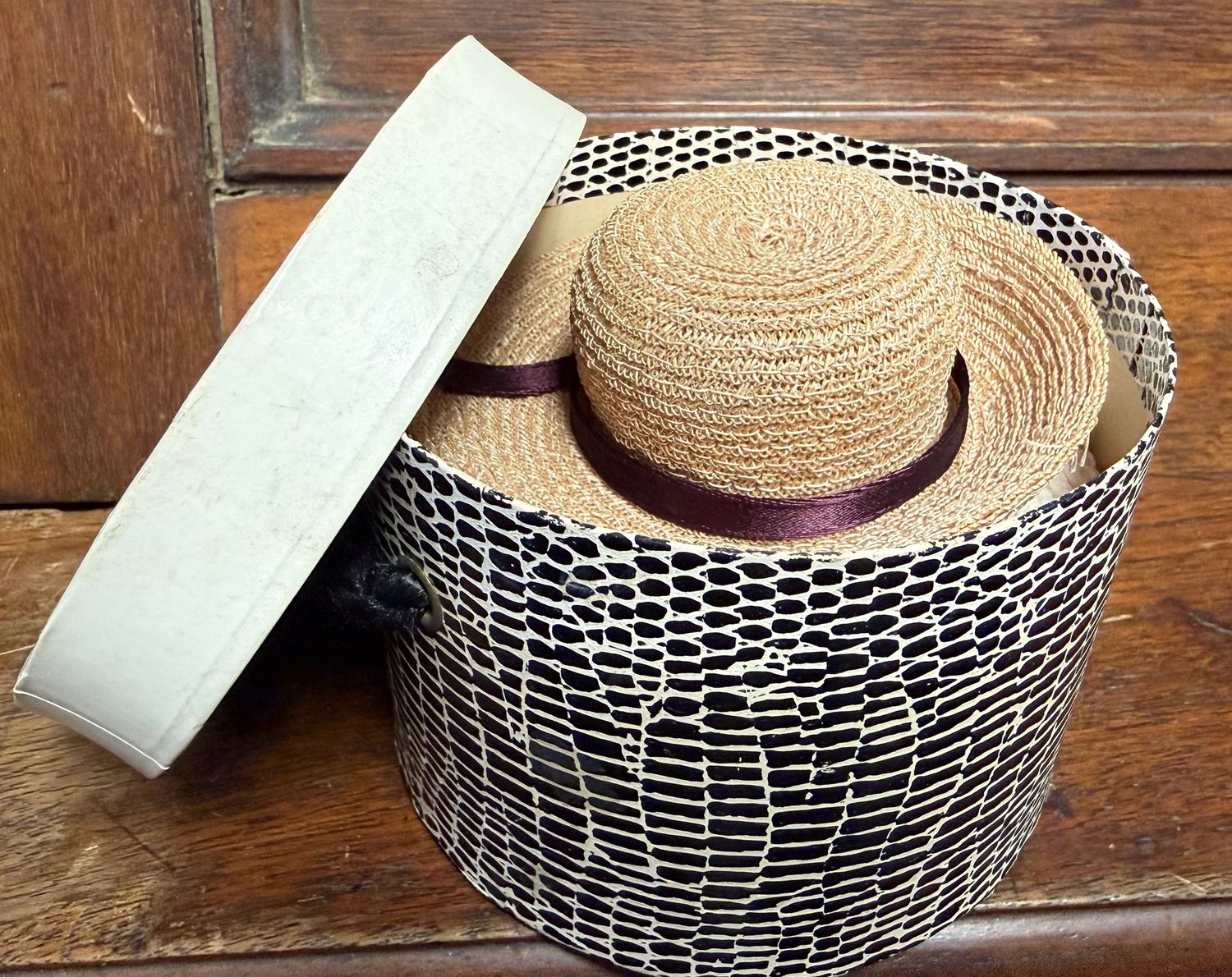 Vintage Miniature Hat Box Gage w/ Mini Straw hat and Doily