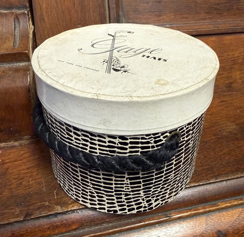 Vintage Miniature Hat Box Gage w/ Mini Straw hat and Doily