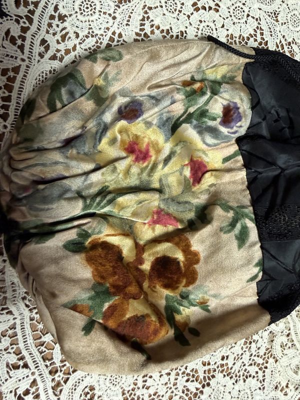 Antique Victorian Velvet Purse with Expanding top and Tassle