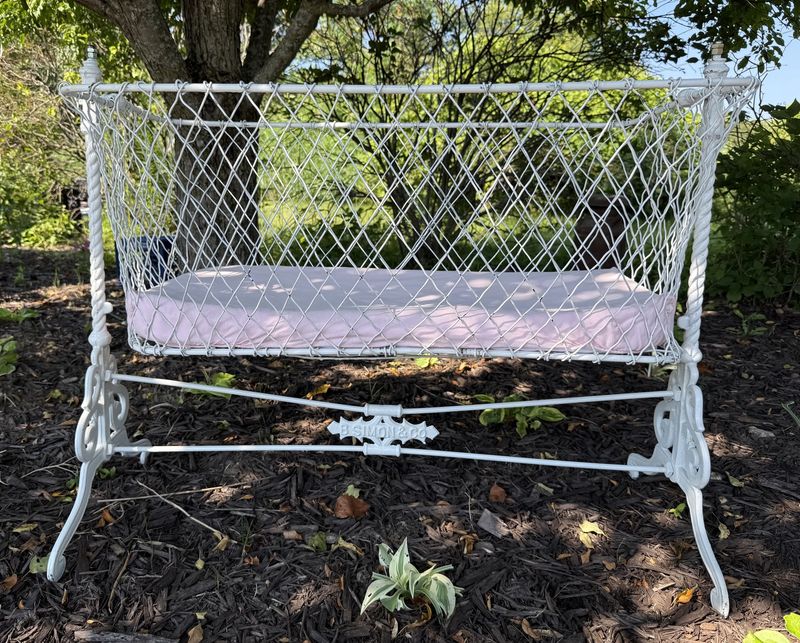 Simons &amp; Co Iron Baby Bassinett on Stand