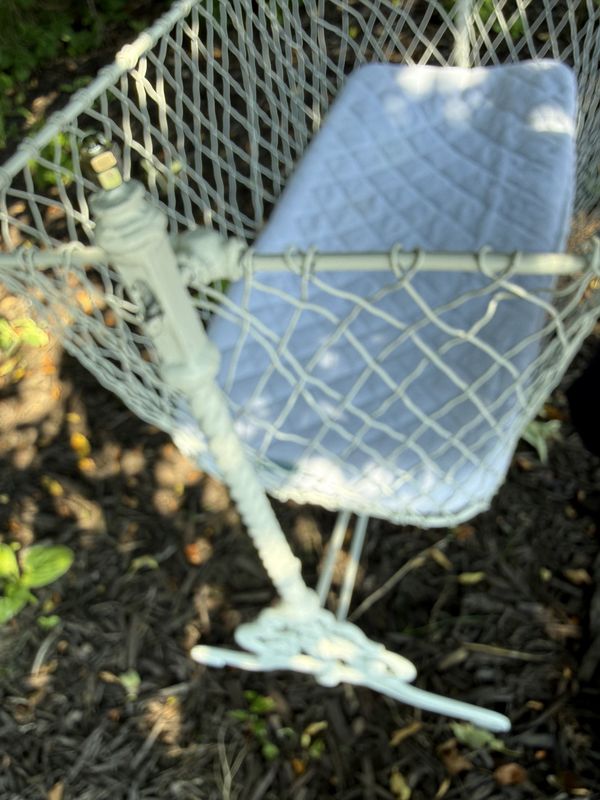 Simons &amp; Co Iron Baby Bassinett on Stand