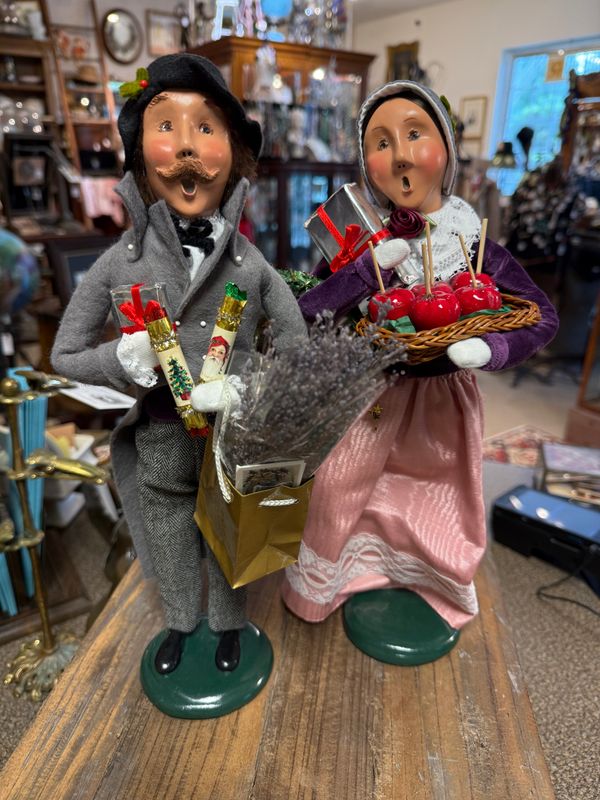 Byers Choice Caroler Victorian Shopper Female w/Candy Apples