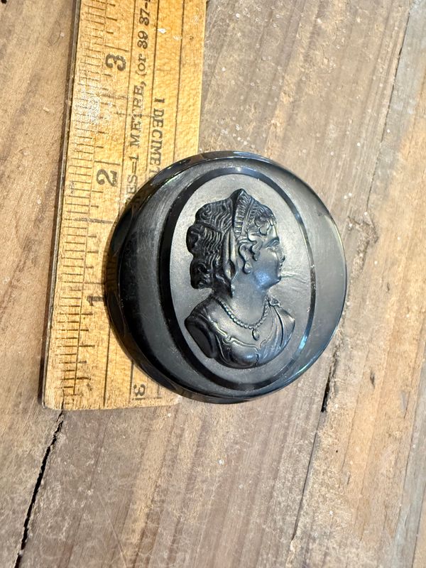 Victorian Round Bakelite/Vulcanite Cameo Brooch