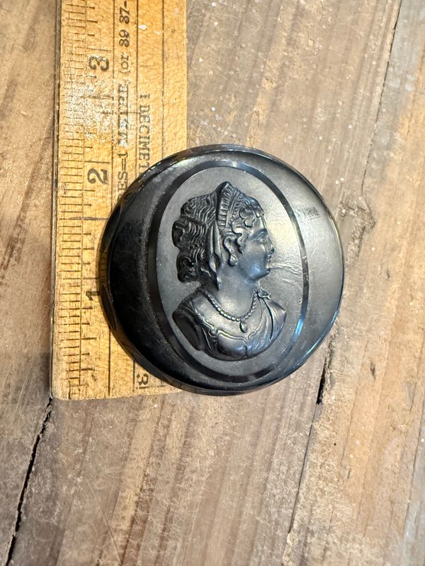 Victorian Round Bakelite/Vulcanite Cameo Brooch