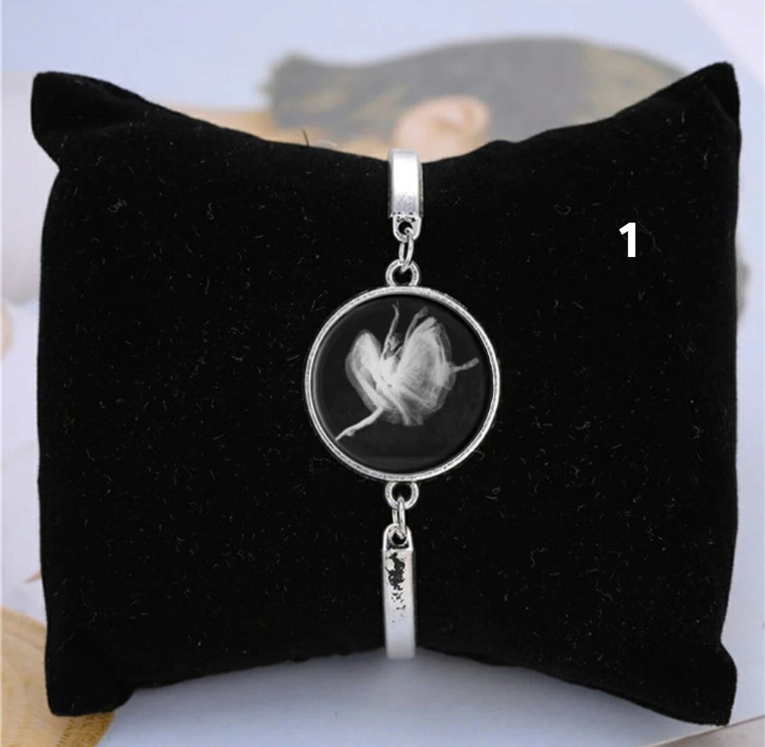Bracelet with cabochon ALL THAT DANCE