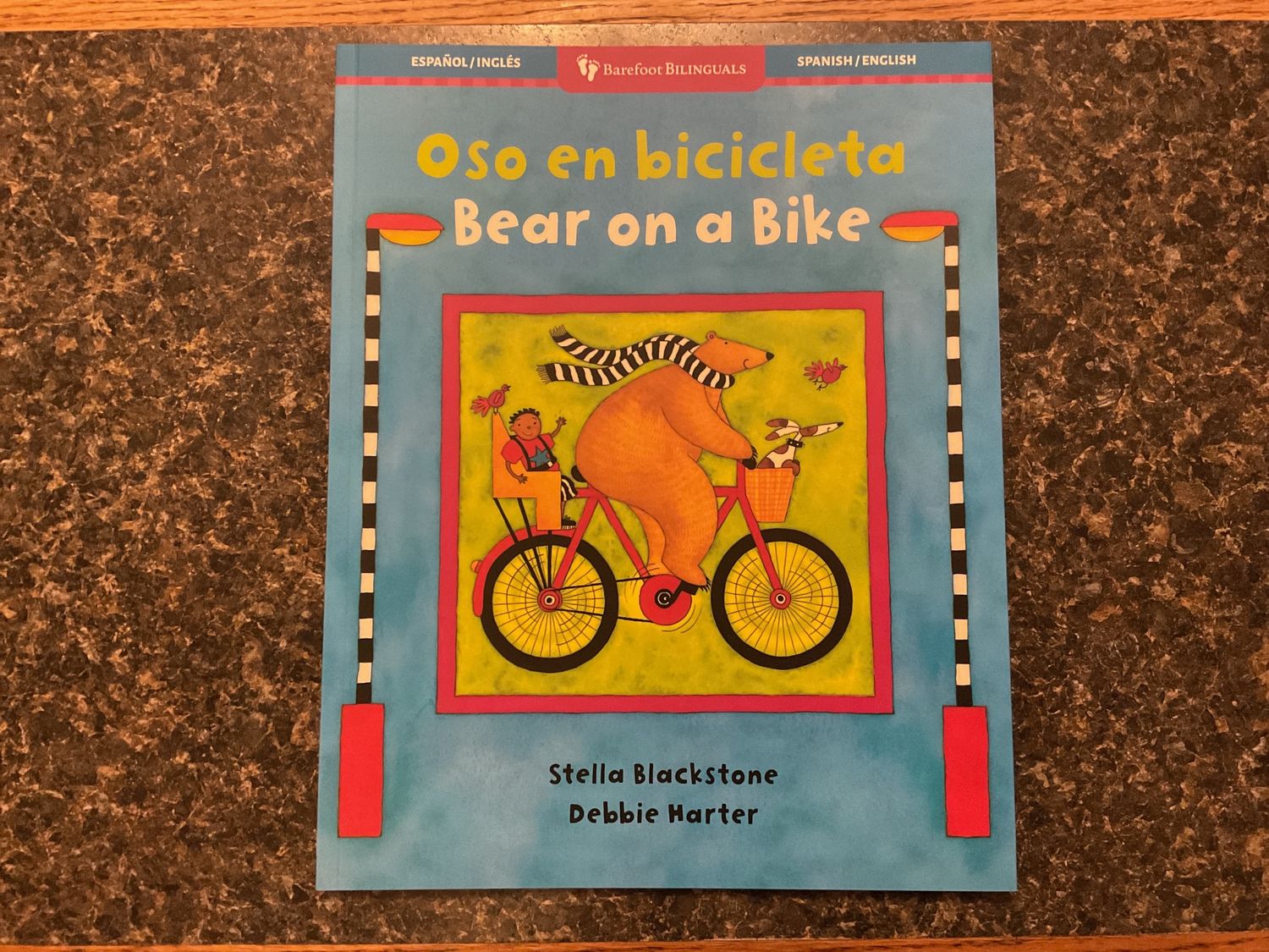 Bear on a Bike/Oso en bicicleta