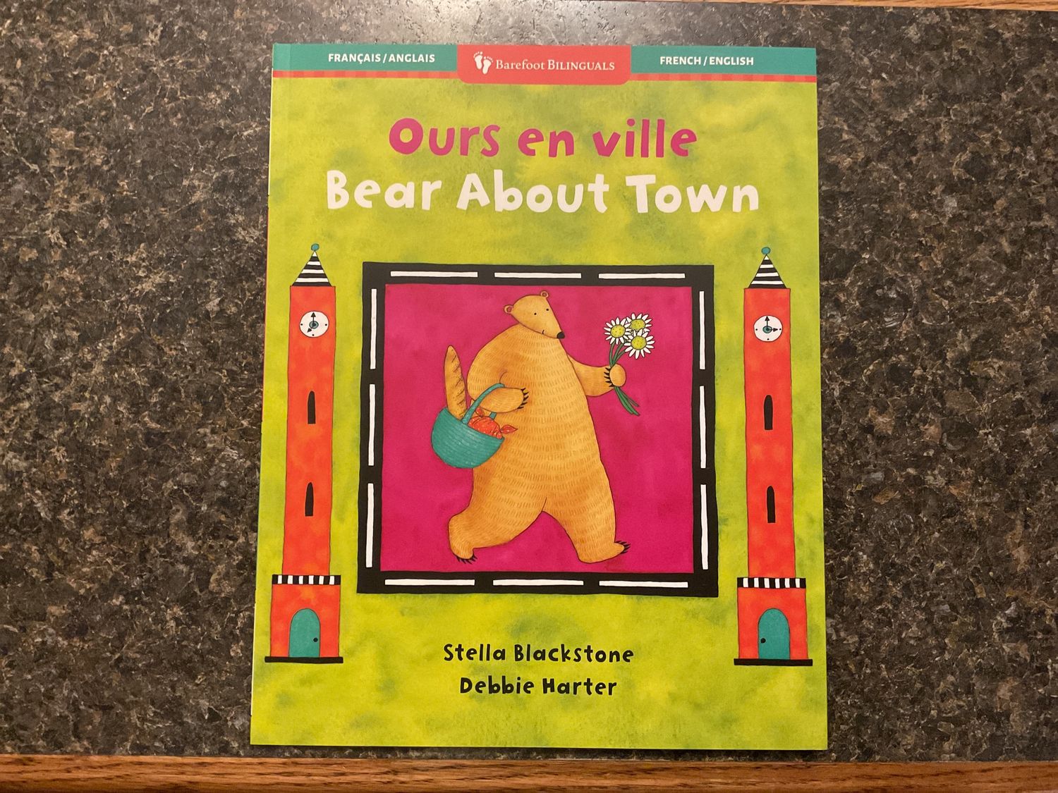 Bear About Town/Ours en ville