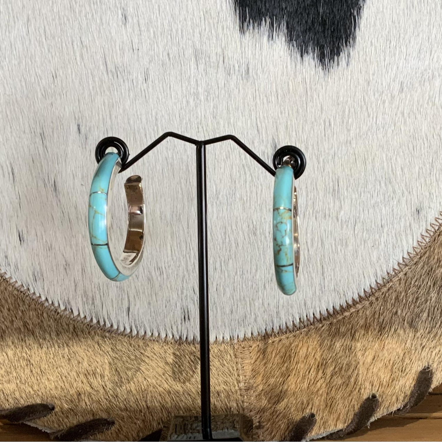 EARRINGS MED TURQ INLAY HOOP T146