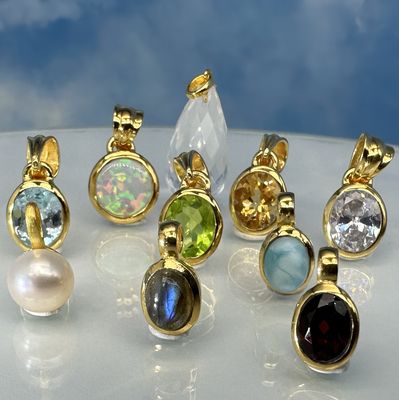 Pendant gold with gemstones
