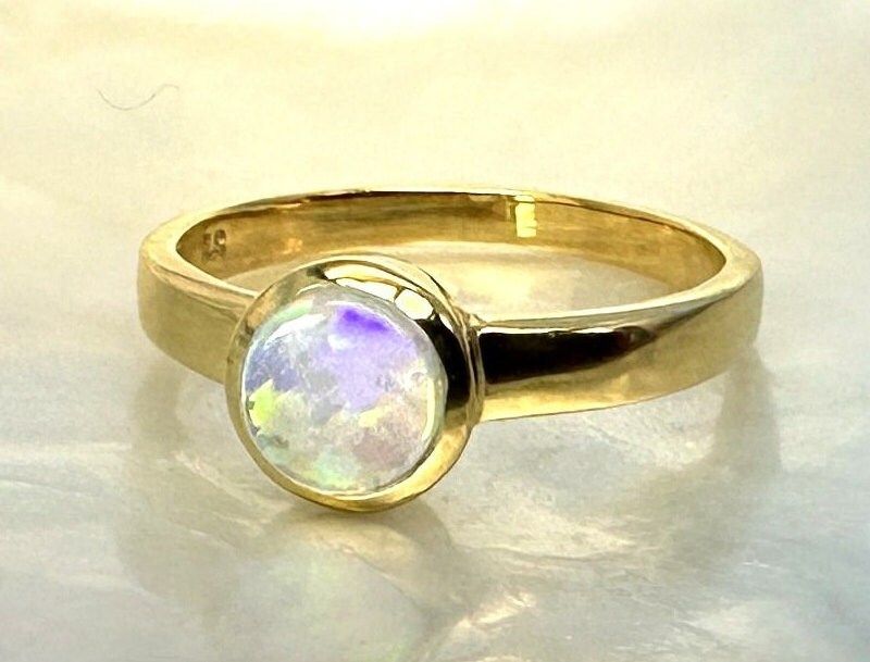 Ring precious opal Gold