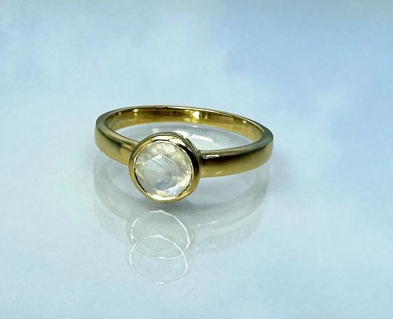 Ring moonstone gold