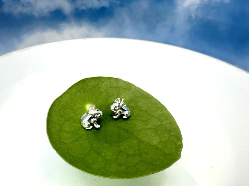 stud earrings made of 925 Sterling silver with the frog king motif 