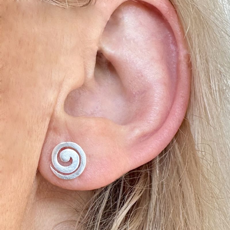 stud earrings in 925 sterling silver, matt brushed with a spiral motif