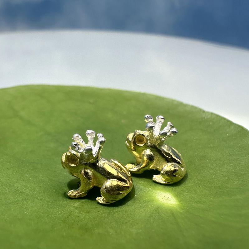 stud earrings in 925 Sterling silver with gold plating - frog king motif 