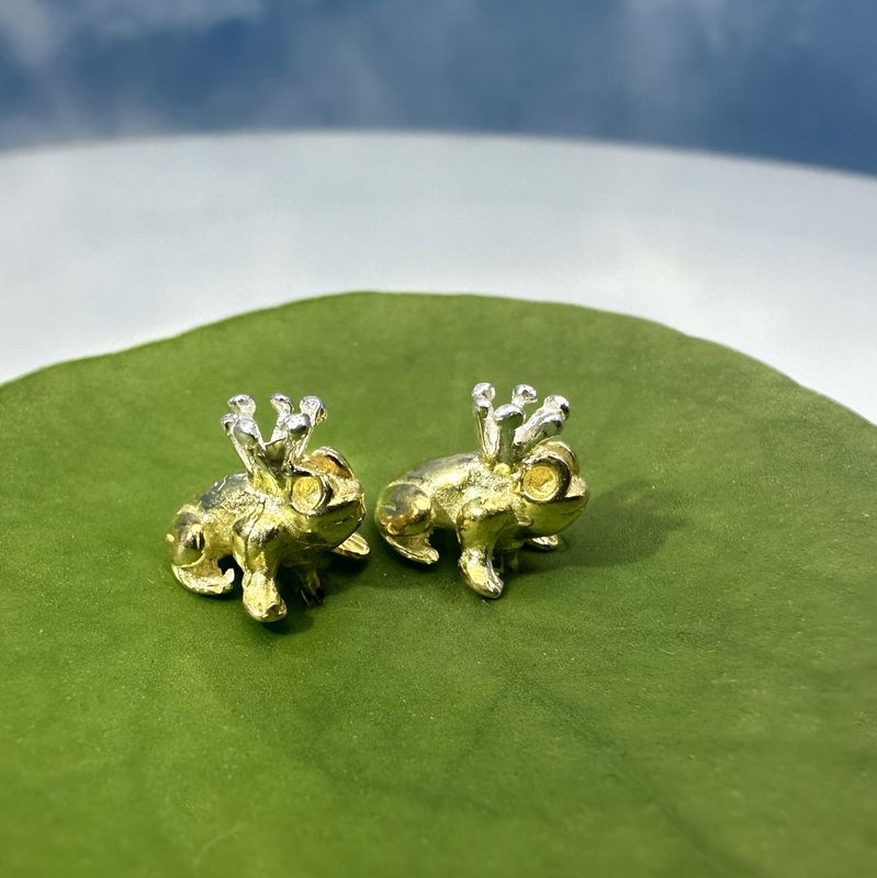 stud earrings in 925 Sterling silver with gold plating - frog king motif 