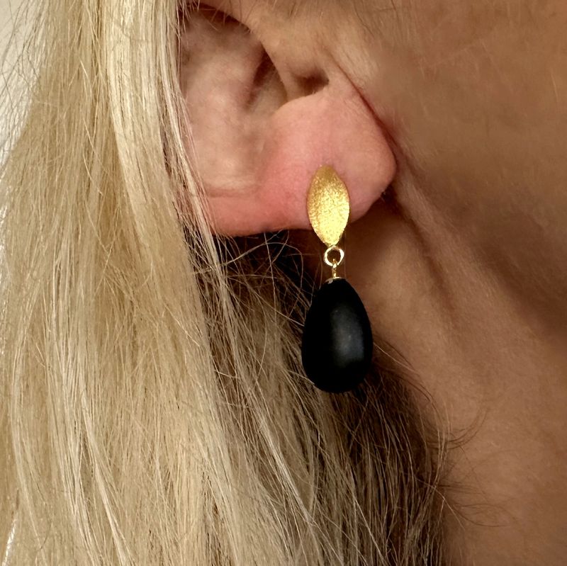 ear studs (750) gold-platedds made of matt onyx drops 925 silver 18 ct. 