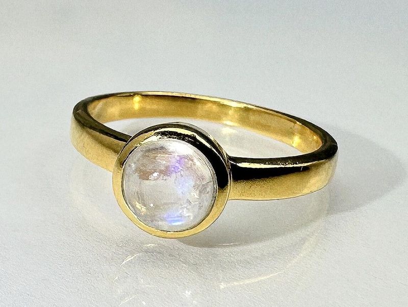 Ring moonstone gold