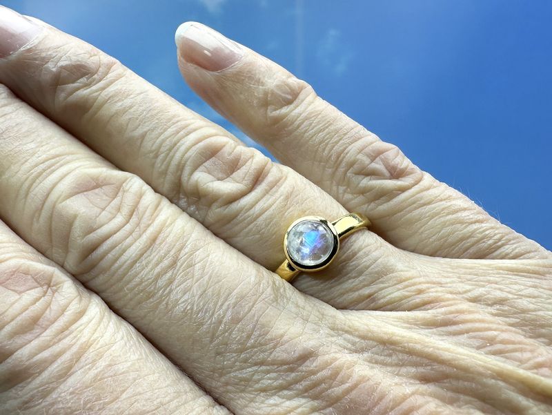 Ring moonstone gold